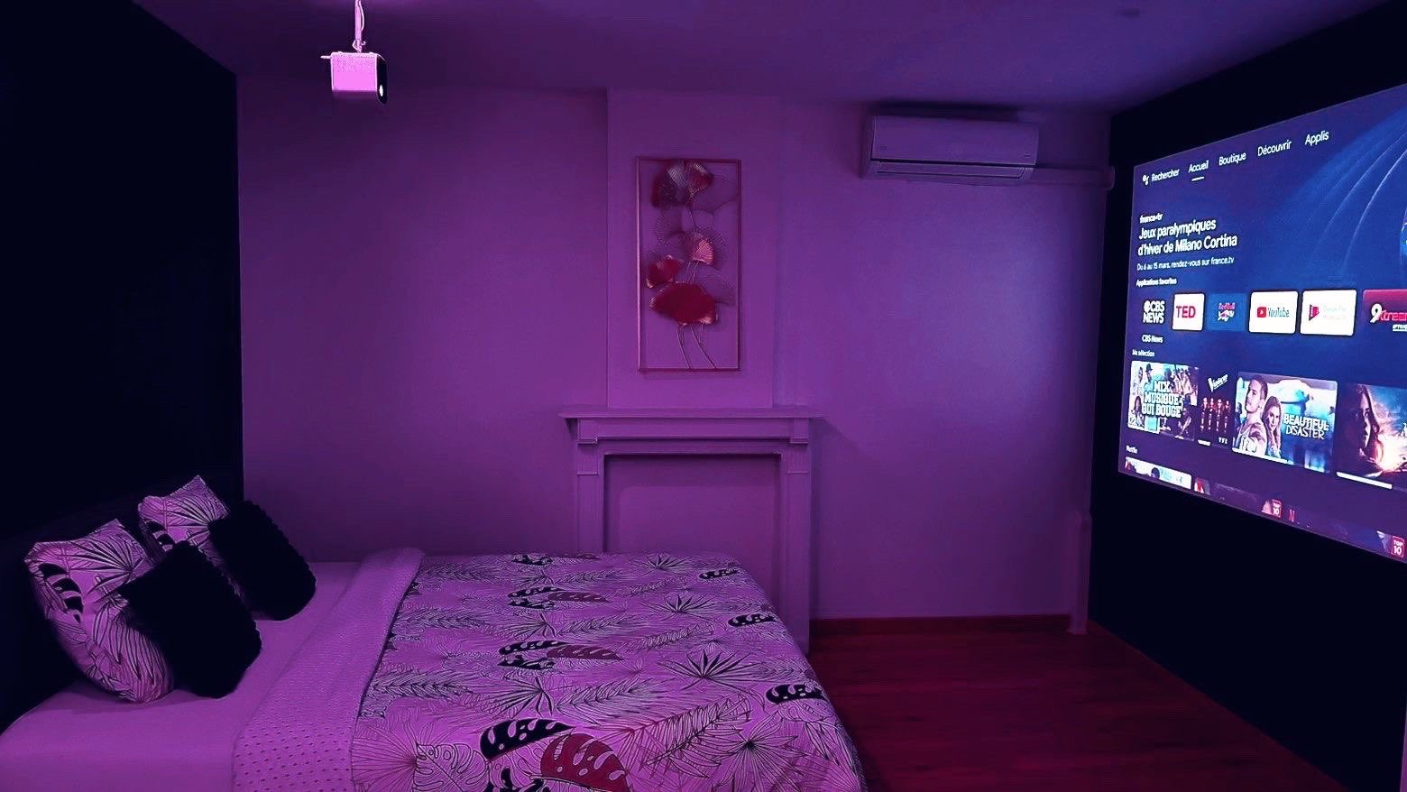 Chambre à l'étage : lit double face à l'écran du vidéoprojecteur