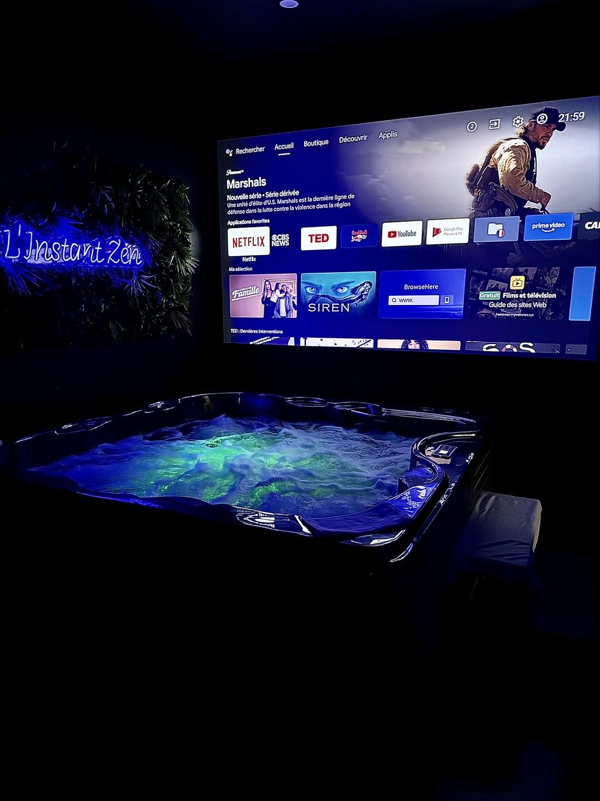 Jacuzzi privatif éclairé, face au grand écran